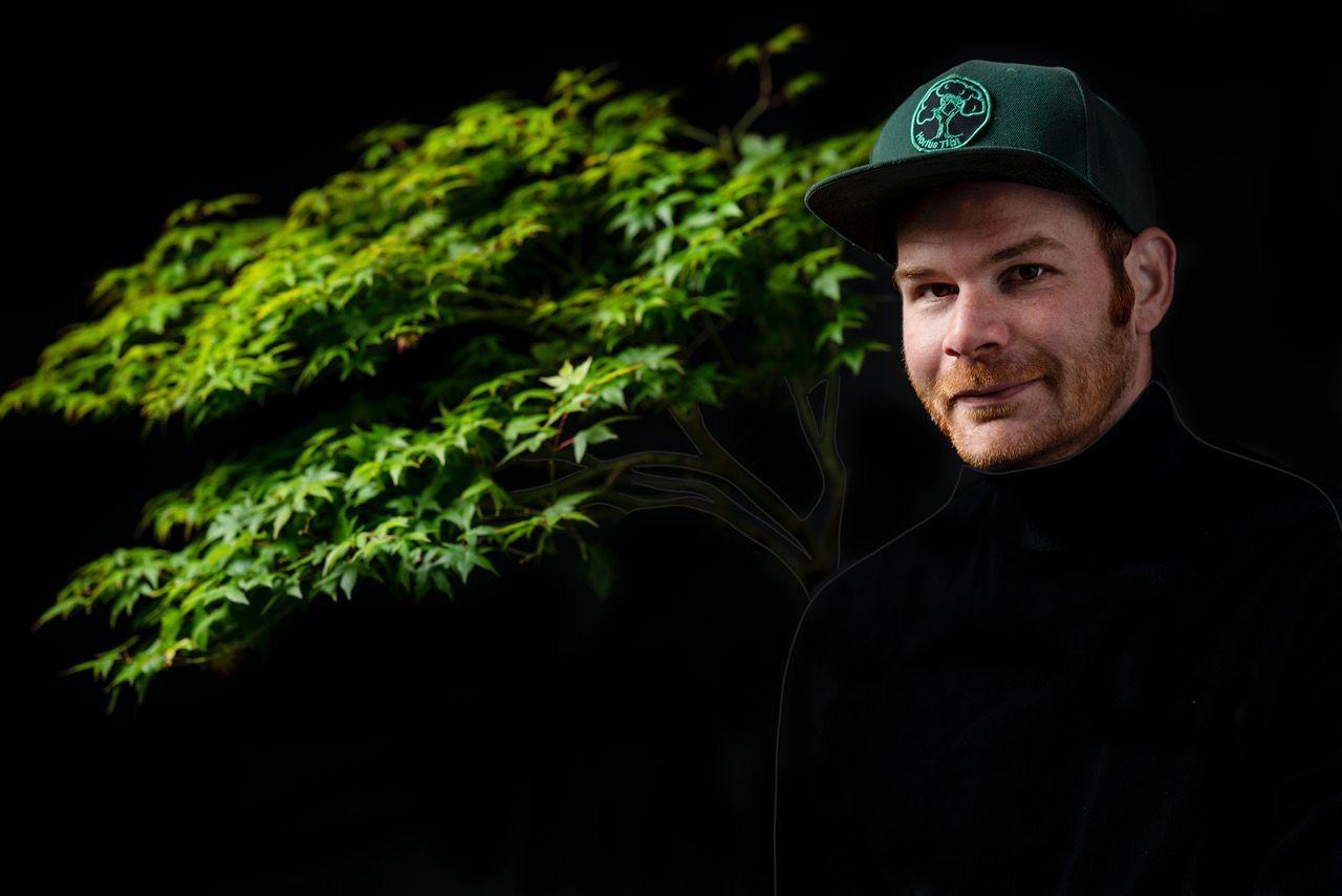 Joris Entjes, eigenaar en hovenier van Hortus-Tibi, voor een Japanse esdoorn