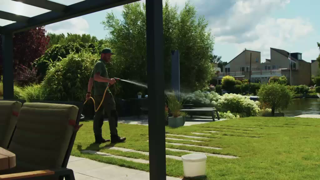 Joris Entjes van Hortus-Tibi in een aangelegde tuin aan het water